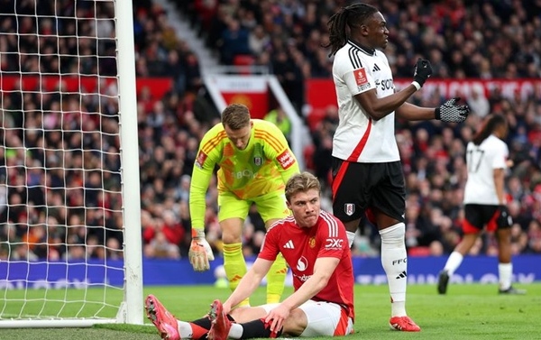 10 tiền đạo và chi 250 triệu bảng nhưng Man Utd vẫn nhớ về người cũ