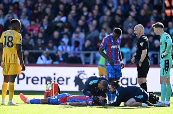 3 thẻ đỏ và một trận chiến chấn thương khủng khiếp ở Premier League