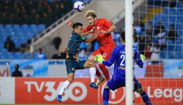 4 cặp vợ chồng nóng lên vòng 17 v League