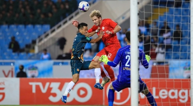 4 cặp vợ chồng nóng lên vòng 17 v League