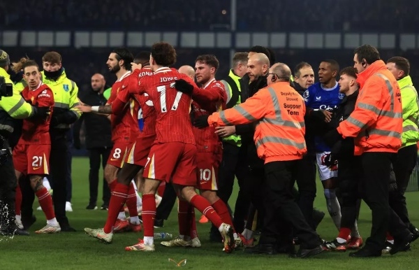 4 tấm thẻ đỏ khiến trận Everton - Liverpool trở nên hỗn loạn