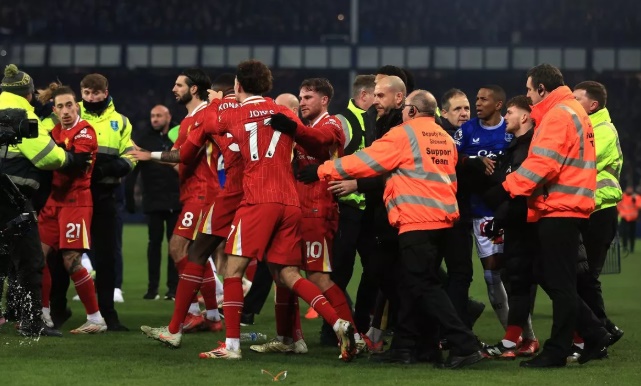 4 tấm thẻ đỏ khiến trận Everton - Liverpool trở nên hỗn loạn