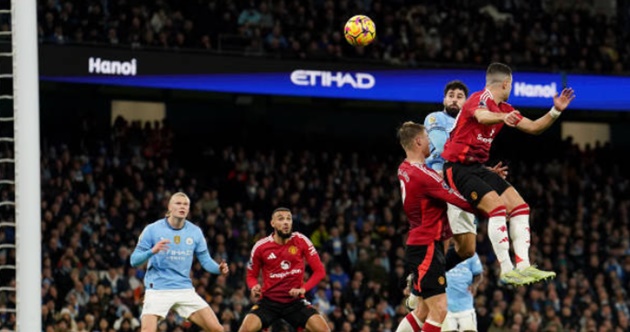 "42% số bàn thua của Man Utd mùa này đến từ các quả phạt góc"