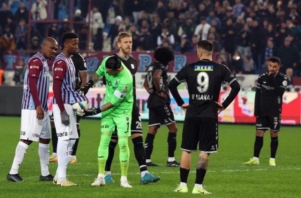 Độc lạ Thổ Nhĩ Kỳ: Thủ môn muốn đá penalty nhưng đối thủ không cho phép