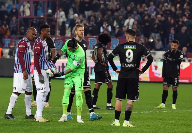 Độc lạ Thổ Nhĩ Kỳ: Thủ môn muốn đá penalty nhưng đối thủ không cho phép