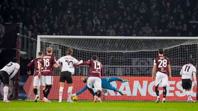 AC Milan lại thua; Inter Milan chễm chệ ở ngôi đầu