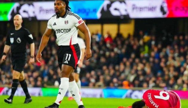 Adama Traore khoe chiến tích hạ gục Lisandro Martinez