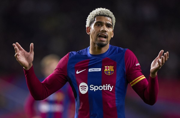 Điều khoản đặc biệt giúp Araujo có thể dễ dàng rời Barca hè này