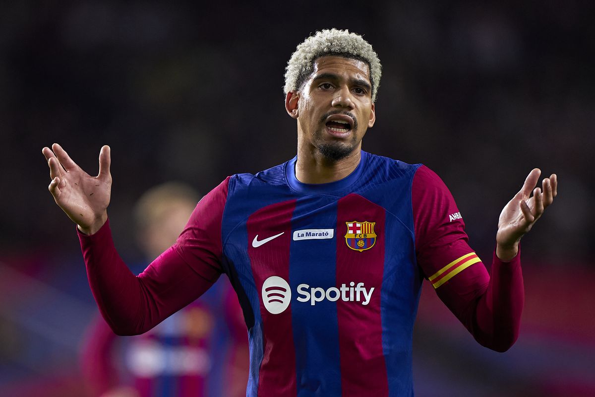 Điều khoản đặc biệt giúp Araujo có thể dễ dàng rời Barca hè này