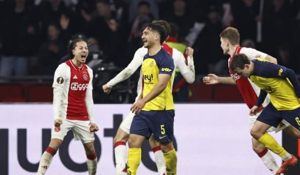 Ajax hút chết, giành vé đi tiếp sau 120 phút
