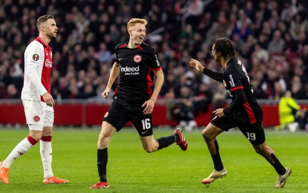 Ajax rất thất vọng và đấu tranh với Frankfurt