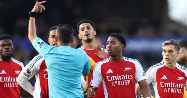 Alan Shearer nổi giận với tấm thẻ đỏ của Arsenal