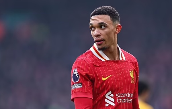Alexander-Arnold tiết lộ sự thật về Slot sau hiệp 1 dở tệ của Liverpool