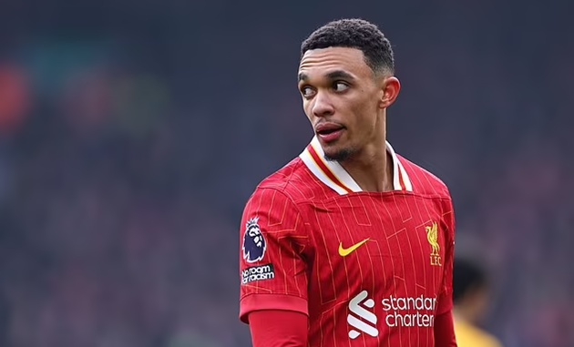 Alexander-Arnold tiết lộ sự thật về Slot sau hiệp 1 dở tệ của Liverpool