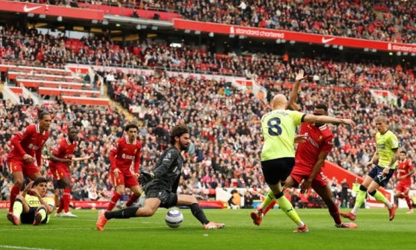 Alisson và Van Dijk biếu không cho Southampton bàn thắng