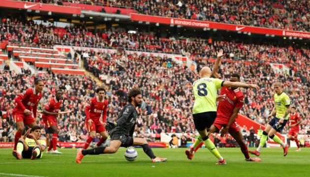 Alisson và Van Dijk biếu không cho Southampton bàn thắng