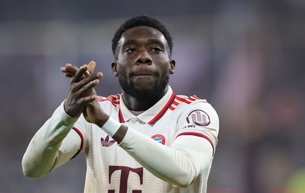 Alphonso Davies "quay xe" trên bàn đàm phán với Bayern Munich