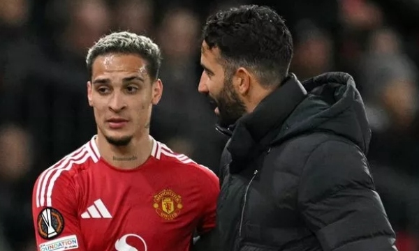 Antony cố chấp với Man United?