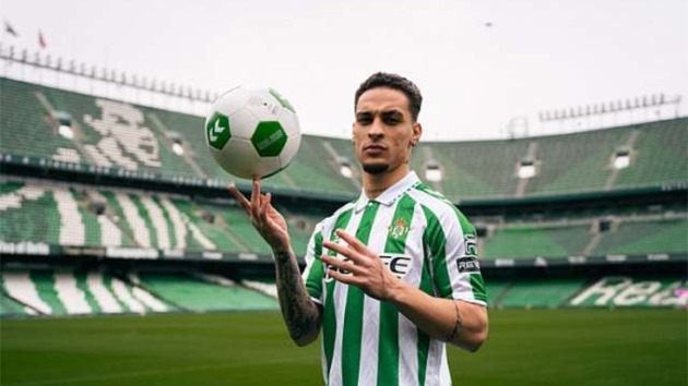 Antony 'xoay compa' ra mắt Real Betis
