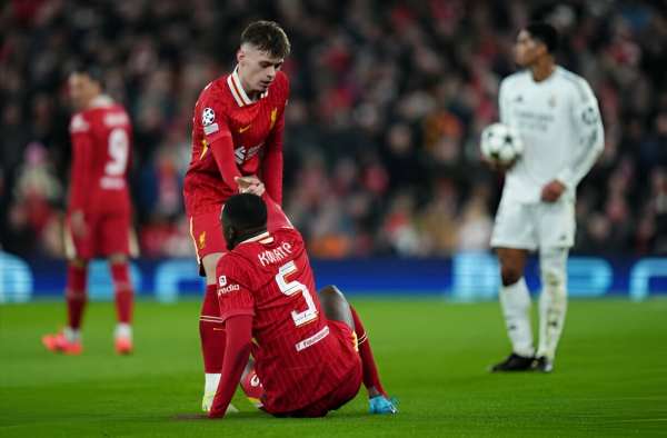 Arne Slot báo tin xấu về 2 cầu thủ Liverpool trước đại chiến Tottenham