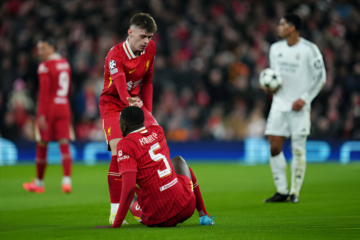 Arne Slot báo tin xấu về 2 cầu thủ Liverpool trước đại chiến Tottenham
