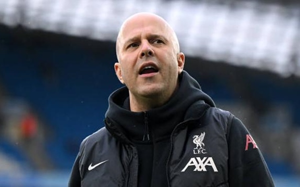 Arne Slot bất ngờ xin lỗi dàn sao Liverpool vì 1 lý do