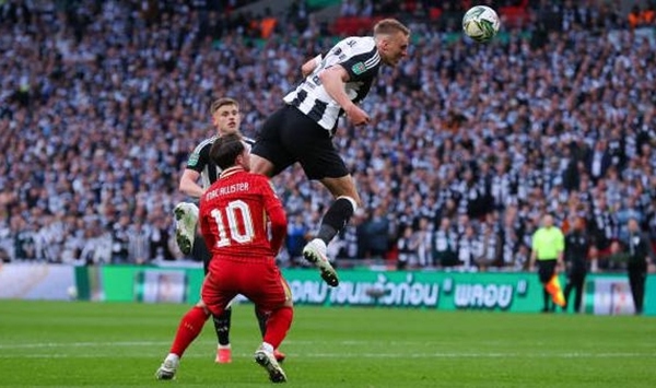 Arne Slot giải thích quyết định khiến Liverpool thua đau Newcastle