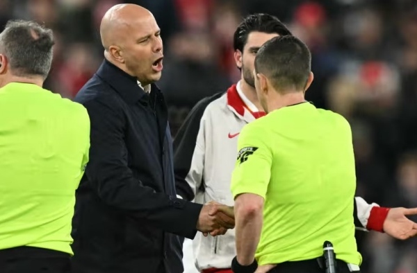 Arne Slot lấy trận Liverpool thắng Chelsea để công kích trọng tài Ngoại hạng Anh