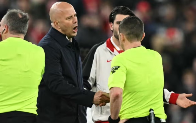 Arne Slot lấy trận Liverpool thắng Chelsea để công kích trọng tài Ngoại hạng Anh