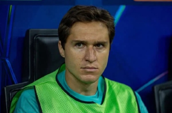 Arne Slot nói lý do Chiesa vắng mặt ở trận Tottenham
