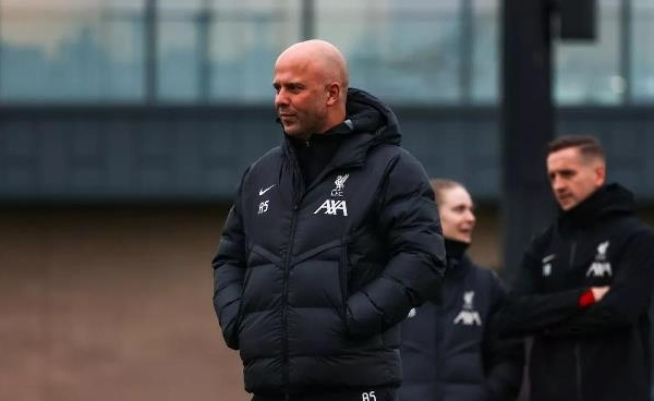 Arne Slot nâng Liverpool, dìm Chelsea khi nói về chính sách chuyển nhượng