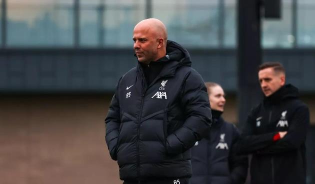 Arne Slot nâng Liverpool, dìm Chelsea khi nói về chính sách chuyển nhượng