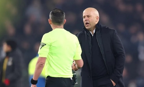 Arne Slot nói gì với trọng tài Michael Oliver khiến ông bị phạt nặng?