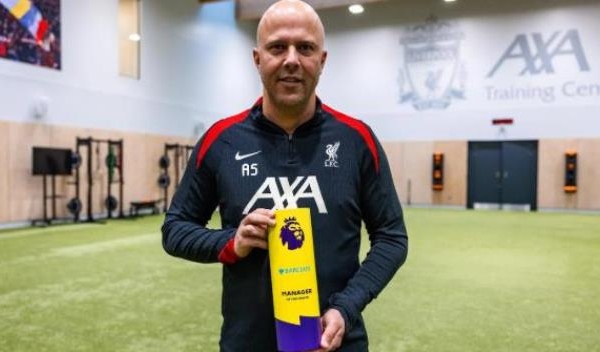 Arne Slot phản ứng khi giành giải HLV Premier League hay nhất tháng 11