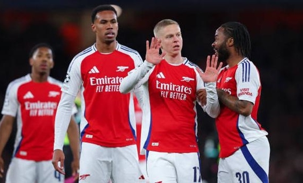 Arsenal 2-2 PSV: "Dạo chơi" tại Emirates; Điểm sáng Raheem Sterling