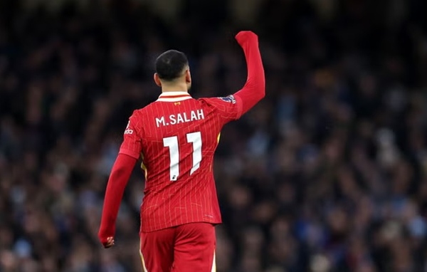 Arsenal bắn dưới chân anh, Liverpool chiếu sáng chức vô địch