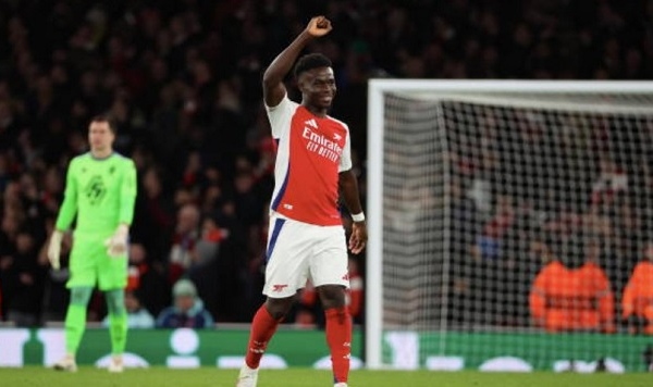 Arsenal bay cao nhờ đôi chân của Saka