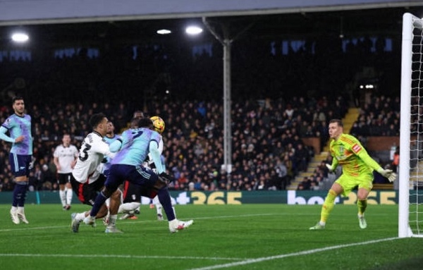 Arsenal bị VAR tước bàn thắng, ngậm ngùi chia điểm trước Fulham