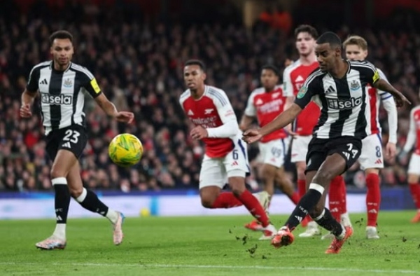 Arsenal gục ngã ở Carabao cup: Khi Pháo thủ thiếu Isak cho riêng mình