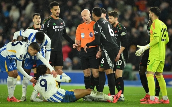 Arsenal hèn nhát đá như Stoke City, lại thêm một mùa trắng tay