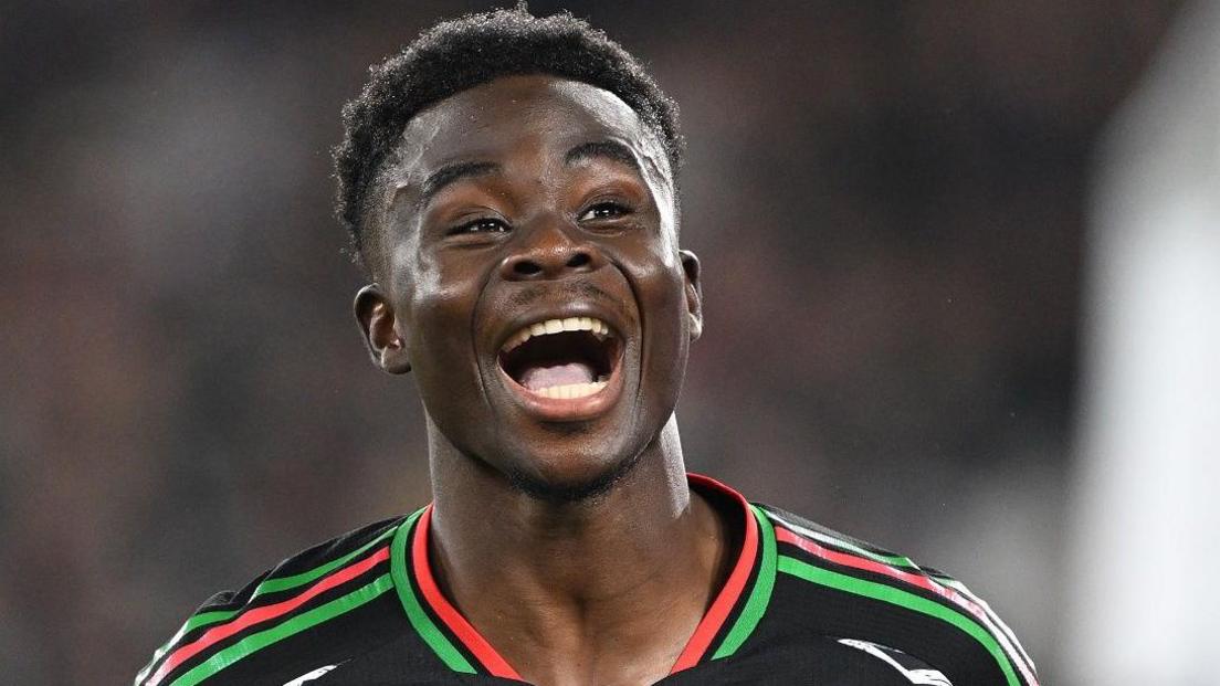 Arsenal "hủy diệt" PSV, Saka lập tức tung động thái