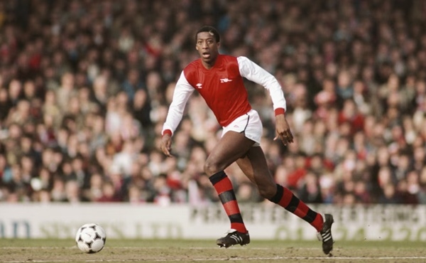 Arsenal kéo hậu vệ lên đá tiền đạo, tại sao không?