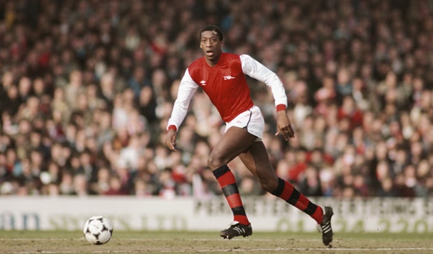 Arsenal kéo hậu vệ lên đá tiền đạo, tại sao không?