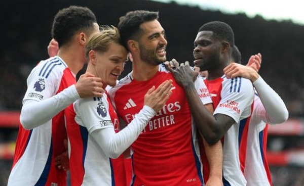 Arsenal mất Chelsea đến UAE