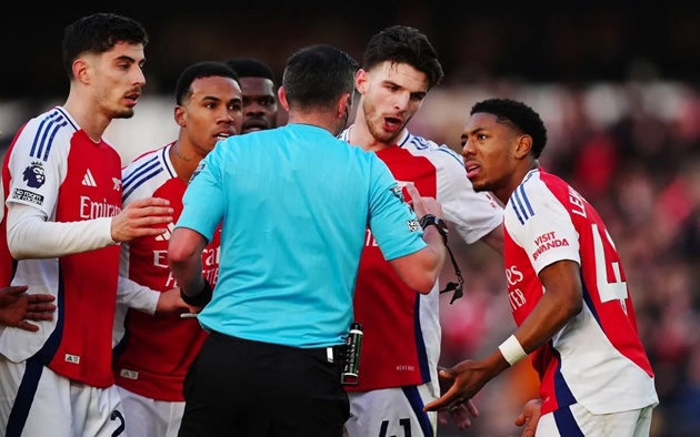 Arsenal nhận án phạt từ FA sau tấm thẻ đỏ của Myles Lewis-Skelly