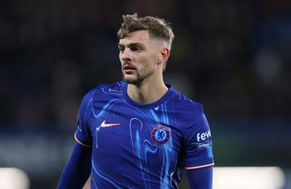 Arsenal tăm tia Dewsbury-Hall, Chelsea có câu trả lời