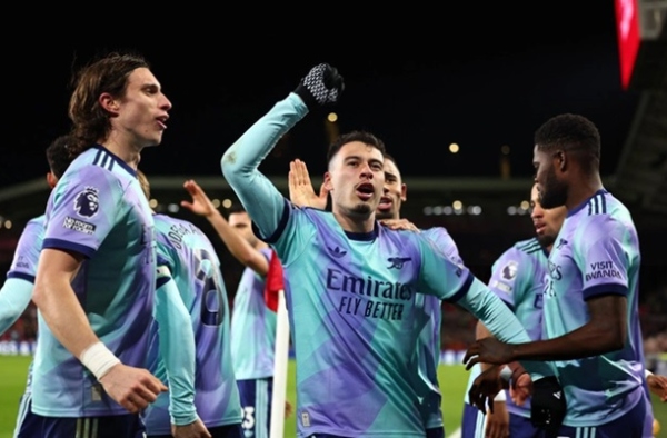 Arsenal thắng ngược Brentford, đòi lại ngôi nhì bảng Ngoại hạng Anh