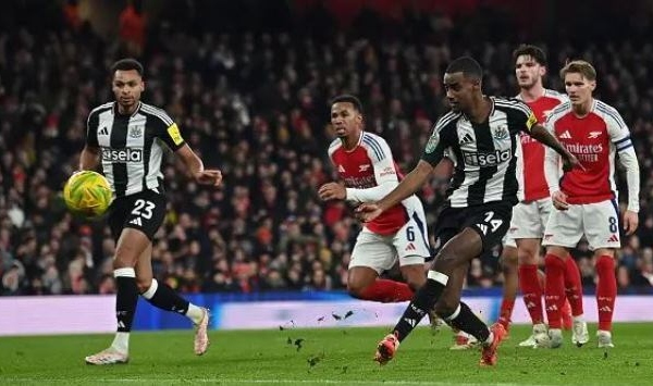 Arsenal thất thủ trước Newcastle, giấc mơ League Cup xa vời