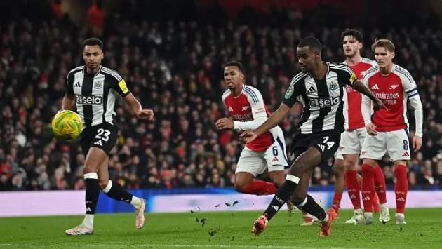 Arsenal thất thủ trước Newcastle, giấc mơ League Cup xa vời