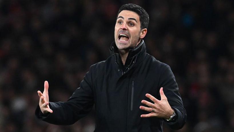 Arsenal tiếc tiền, bỏ lỡ 3 tiền đạo ở phiên chợ đông